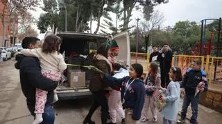 Una caravana solidaria de 12 kilómetros reparte regalos por año nuevo en la zona cero