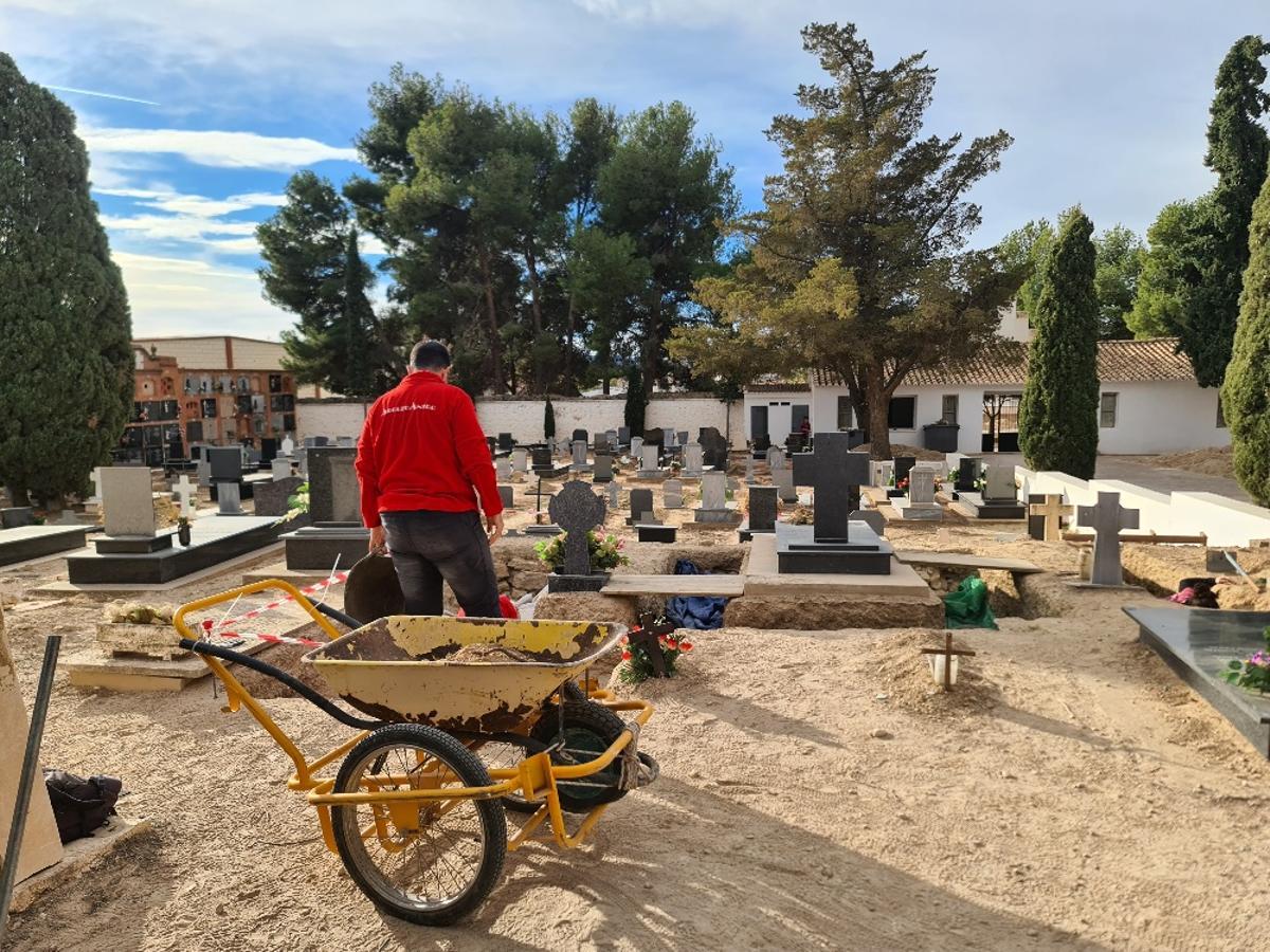 Visita a las fosas de Villar del Arzobispo.