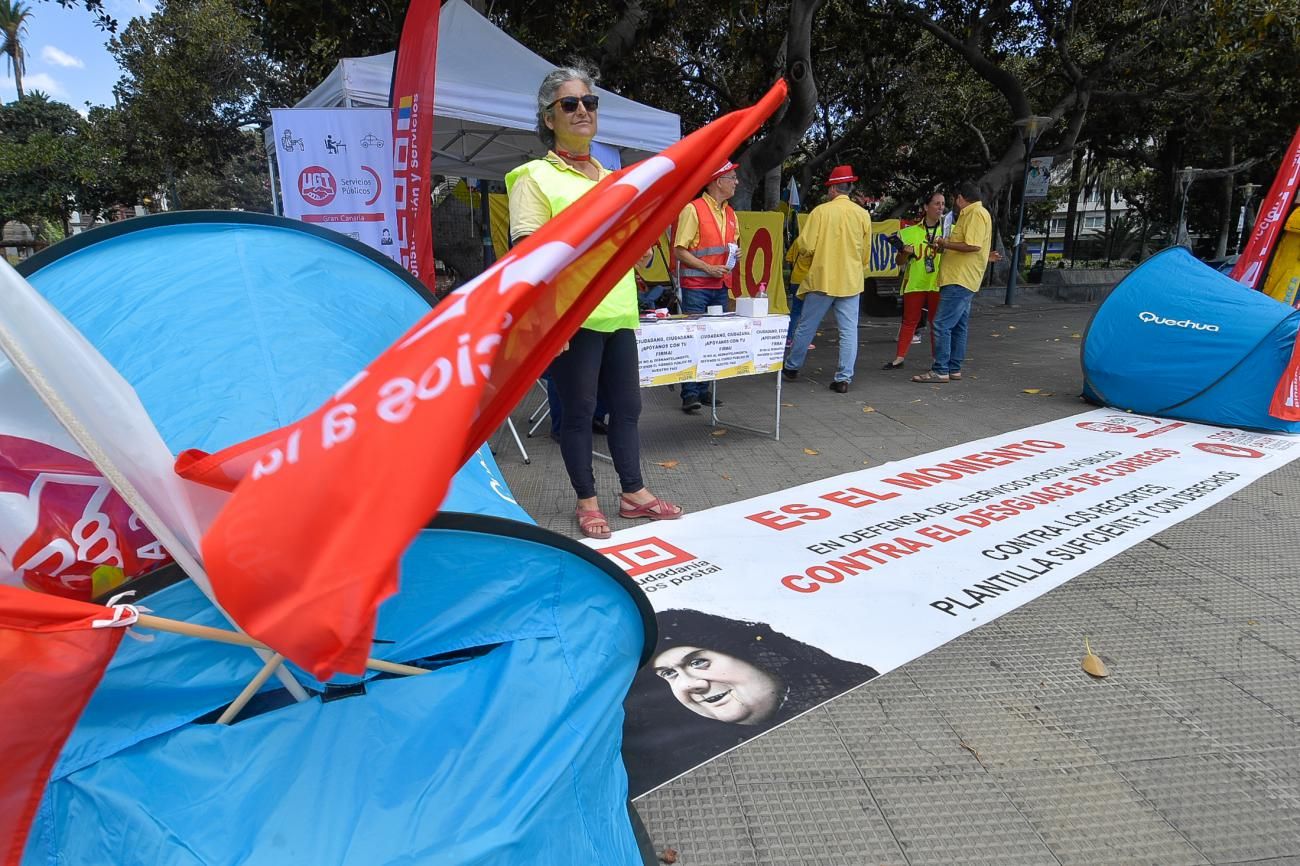 Acampada: "Salvemos el servicio postal"