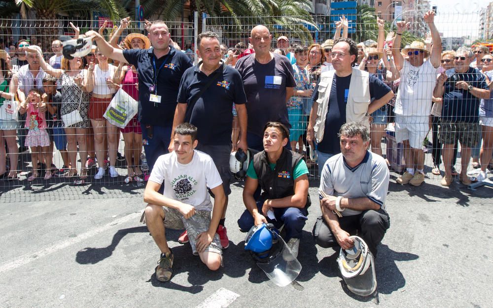 Imágenes del ambiente en la quinta mascletà de Hogueras