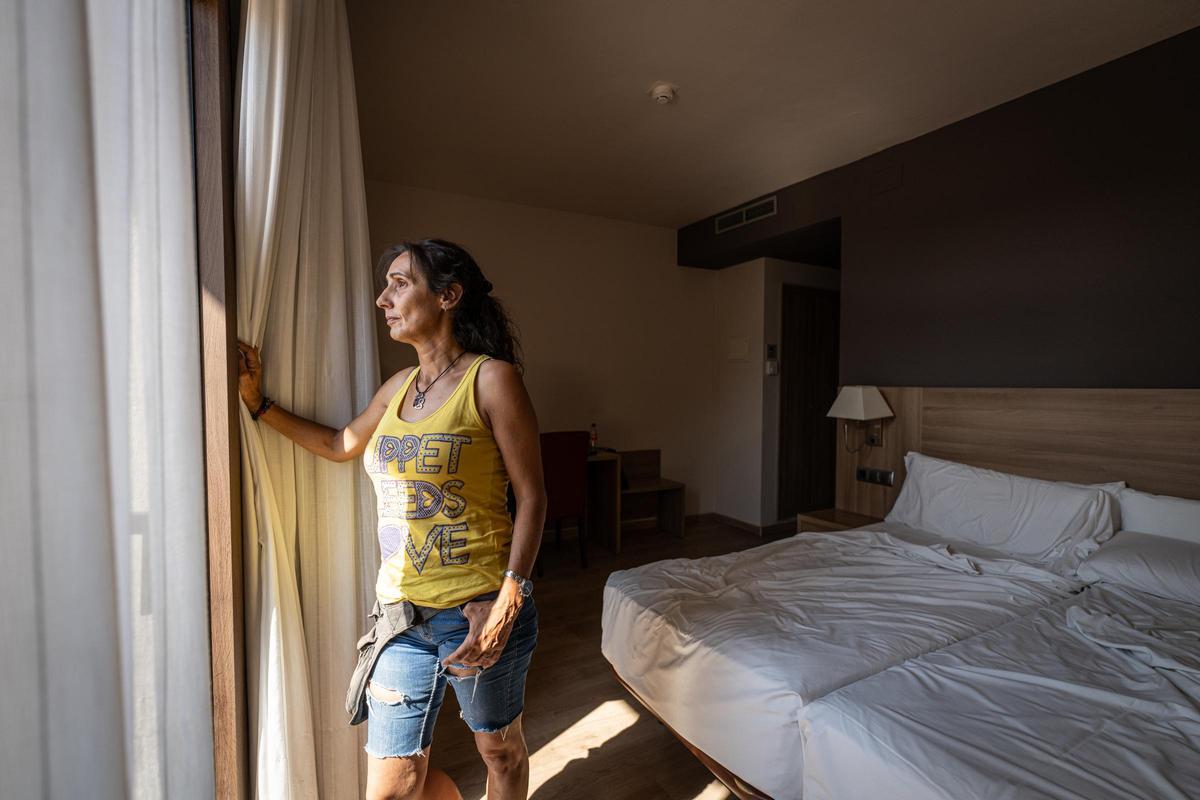 Pamela Guerrero mira el fuego desde su habitación del Hotel Termes