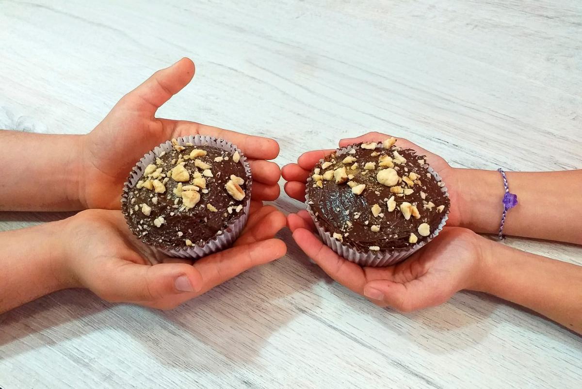 Dos magdalenas artesanales hechas en el taller de cocina saludable.