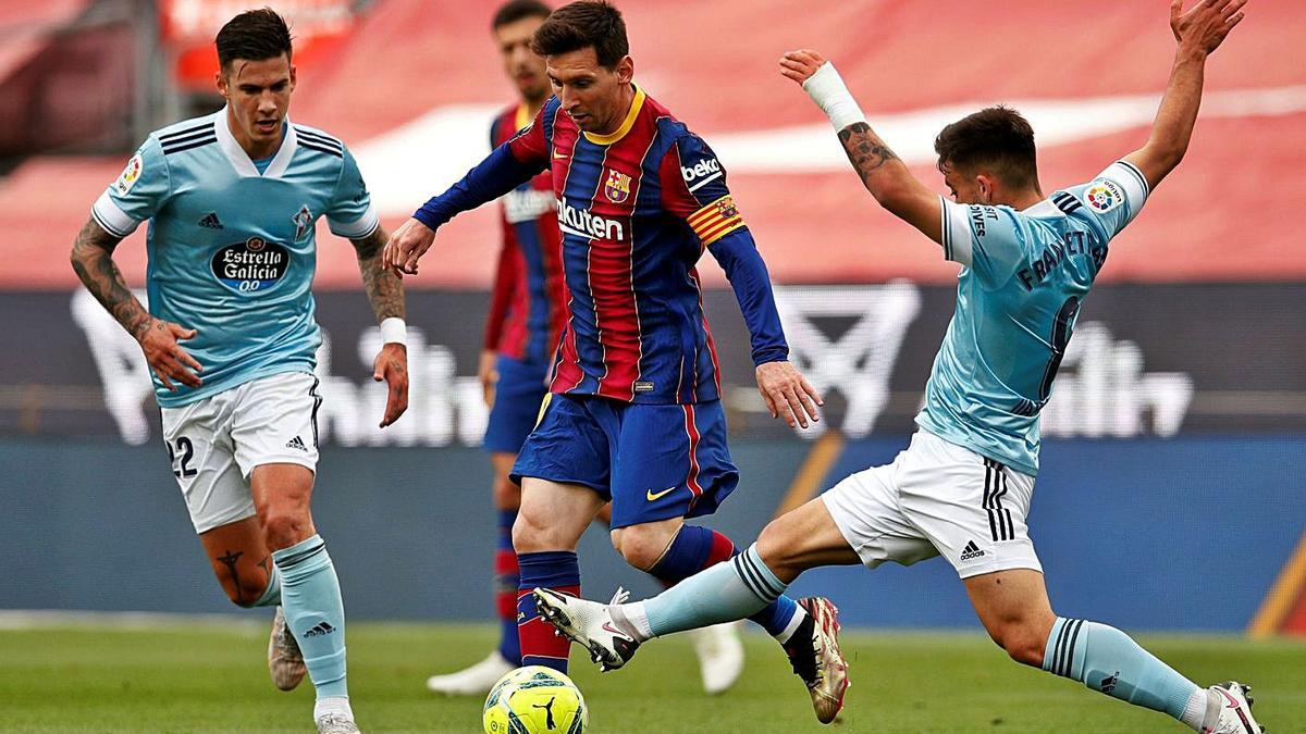 Messi controla la pilota entre Santi Mina i Fran Beltrán | ALEJANDRO GARCÍA/EFE