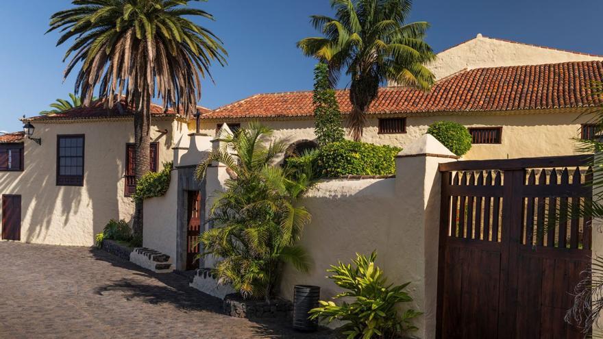 Exteriores de la Casa de Carta, emblemático conjunto del siglo XVIII en Valle de Guerra, junto al histórico traje de la familia Monteverde. | ED