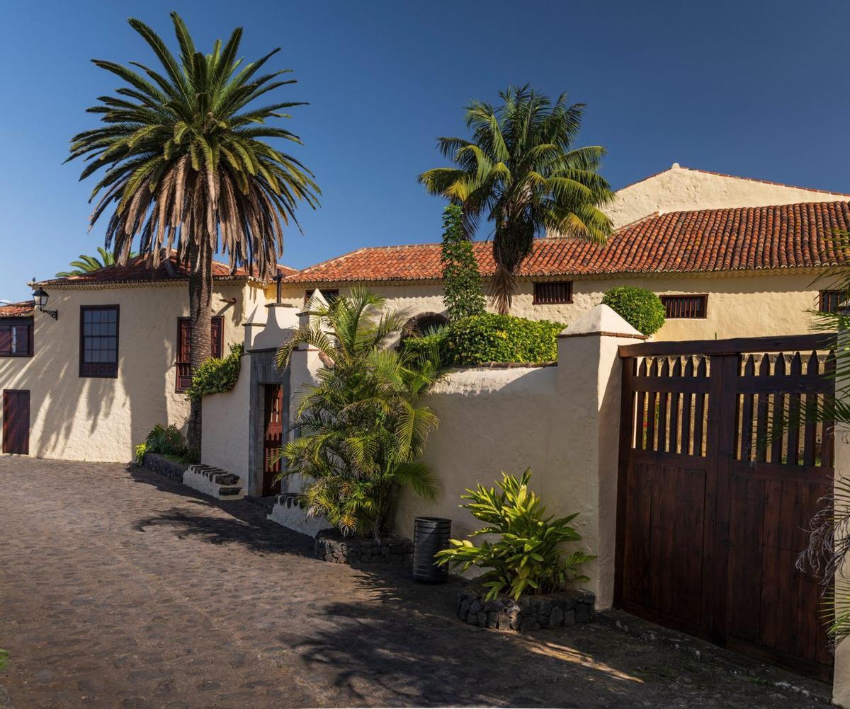 Exteriores de la Casa de Carta, emblemático conjunto del siglo XVIII en Valle de Guerra, junto al histórico traje de la familia Monteverde. | ED