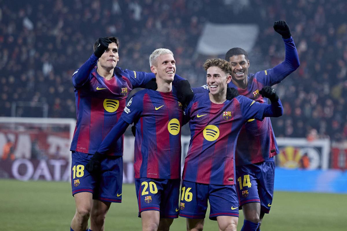 Dani Olmo y Fernín López se abrazan tras un gol del FC Barcelona