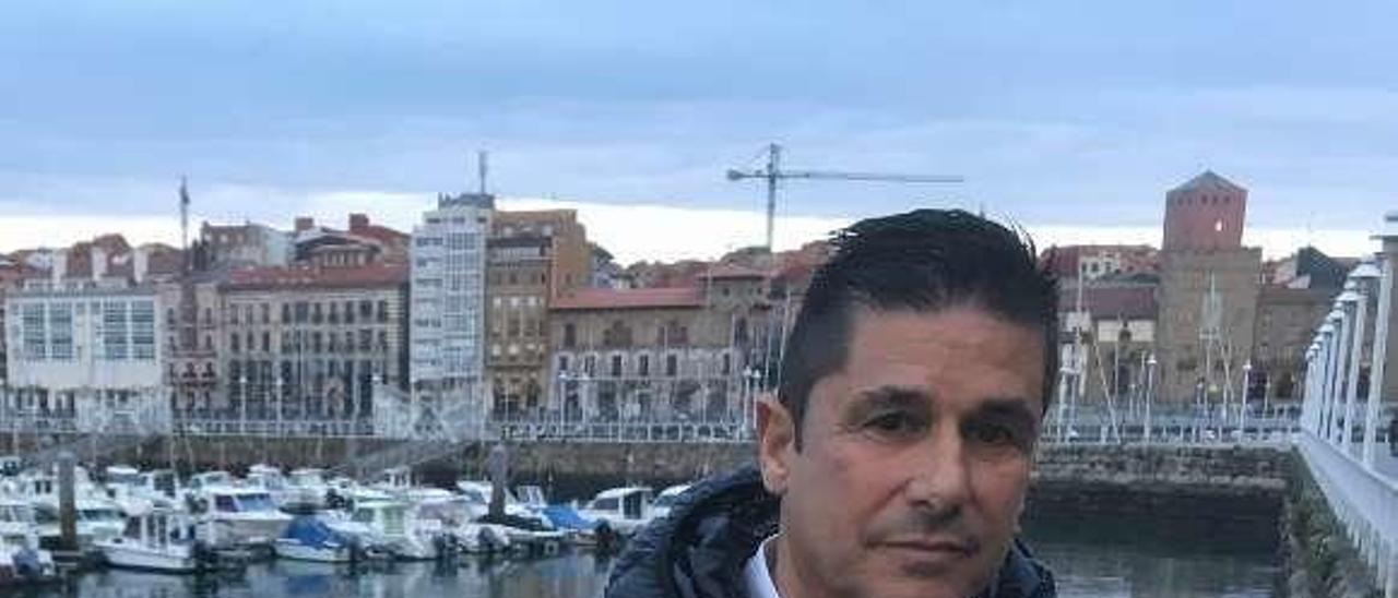 Pedro Alfredo González posa en el puerto deportivo de Gijón.