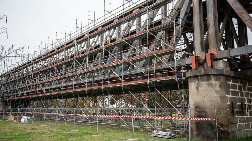 La rehabilitación del Puente de Hierro de Mérida ya ha comenzado