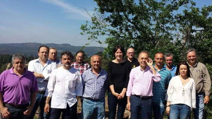 Ana Ponton, con Bará, los alcaldes de Ponteareas y Salvaterra, otros dirigentes locales y representantes del sector forestal. // D.P.