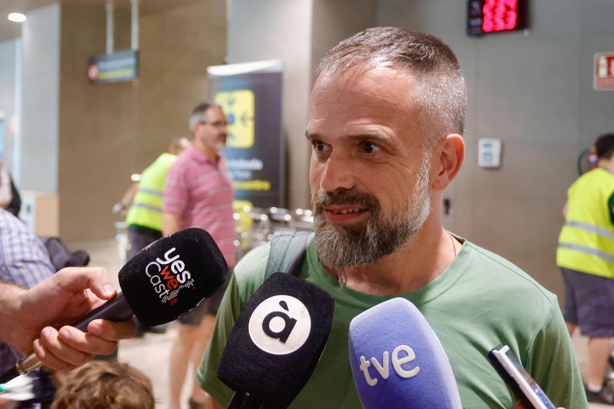 Raúl Incertis atiende a los medios de comunicación a su llegada a València.