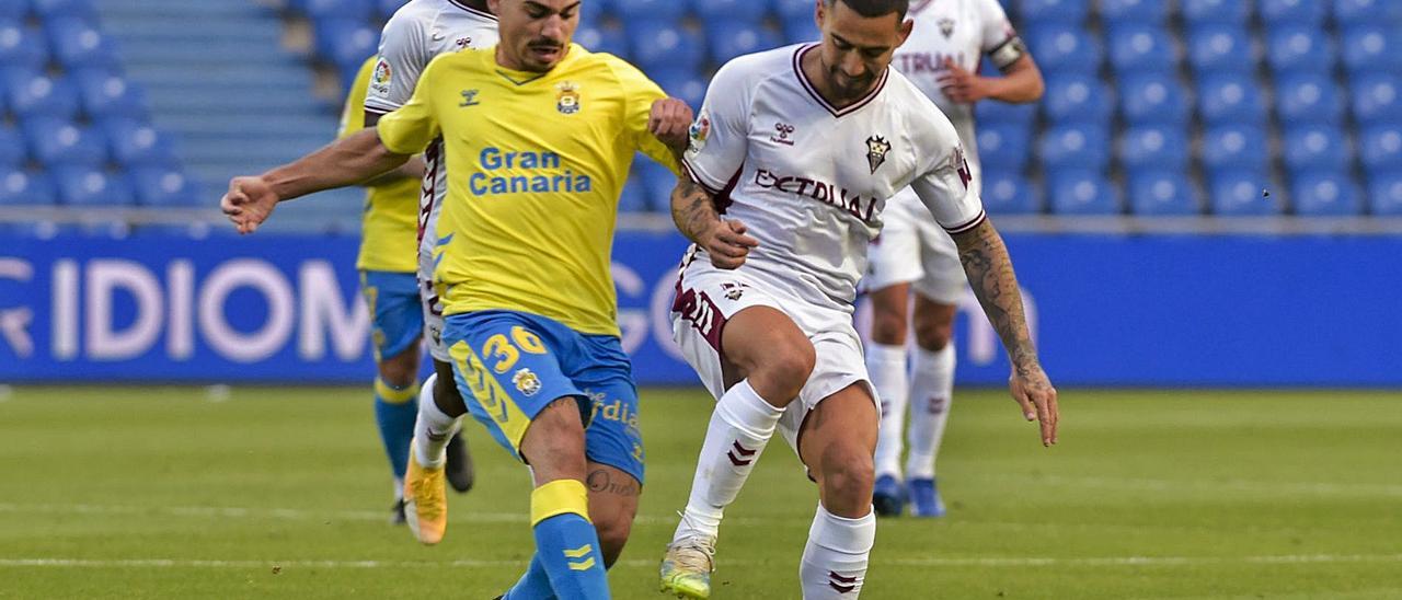 Diego Gutiérrez ‘Guti’ presiona a Tanausú Domínguez ‘Tana’, en el Gran Canaria, en un lance de la penúltima jornada. El ex de la UD se estrenó como goleador | | ANDRÉS CRUZ
