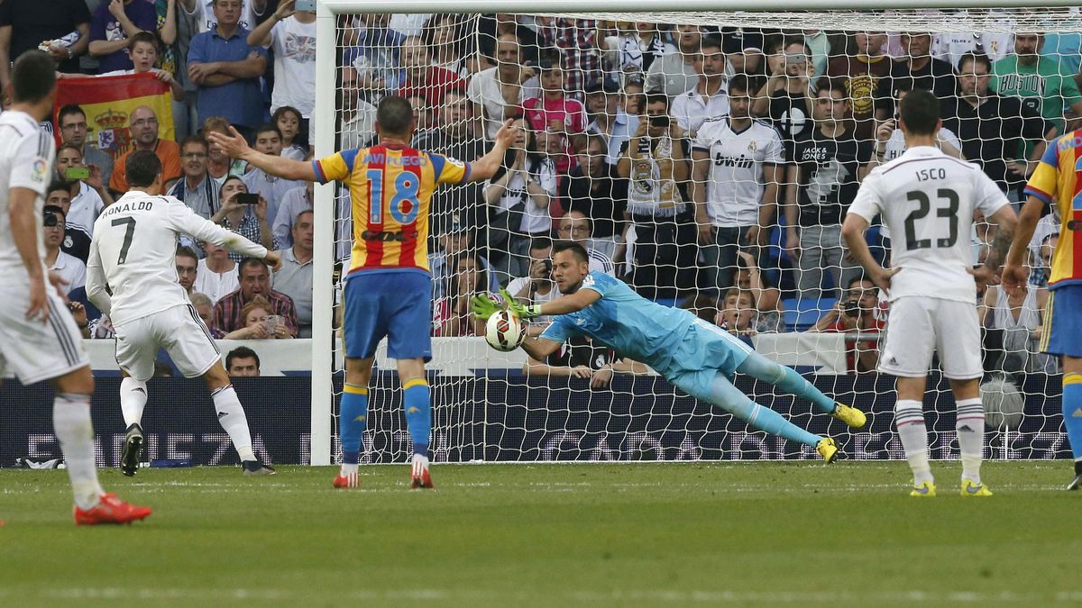 Diego Alves parándole un penalti a Cristiano Ronaldo en el Bernabéu