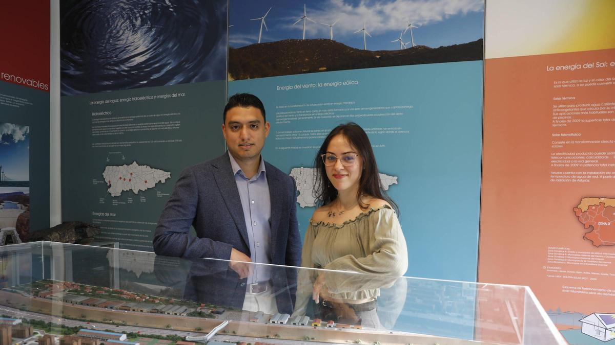 Alain Islas y Sonia Paz Fernández , este lunes, en el campus de Mieres antes de recoger sus premios.