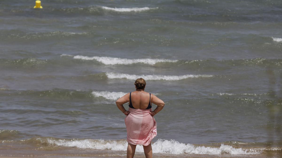 Archivo - Una mujer en la Playa de la Malvarrosa