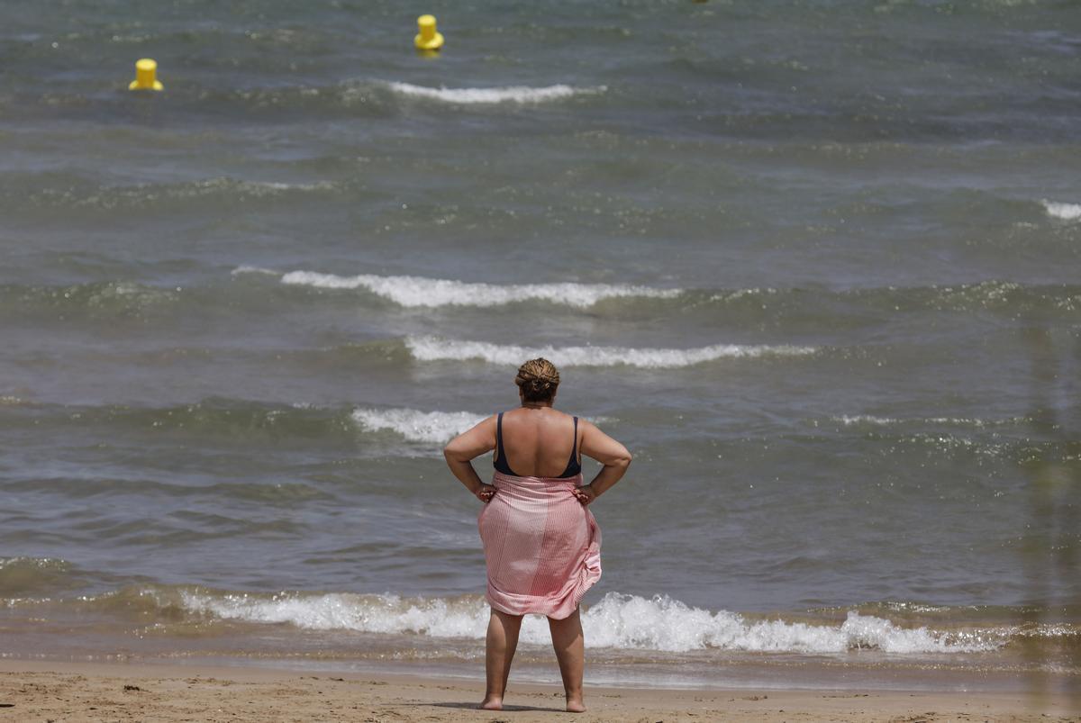 Archivo - Una mujer en la Playa de la Malvarrosa