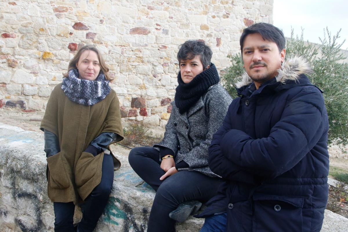 DE IZQ A DER CYNTHIA GONZALEZ , ALEJANDRO GONZALEZ E INES VILA LAS ZAMORANAS CYNTHIA GONZALEZ E INES VILA DISEÑAN EL MONTAJE DE LA ULTIMA EXPOSICION DE ESPACIO FUNDACION TELEFONICA DE MADRID , TEMA VIDA Y OBRA DE JULIO VERNE
