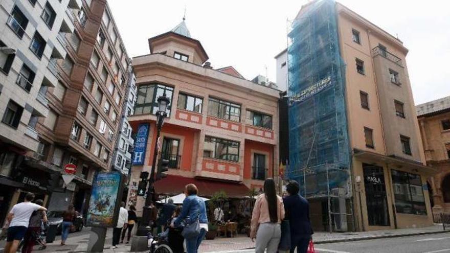 Empiezan los trabajos de preparación de la medianera para la renovación del mural dedicado a Clarín