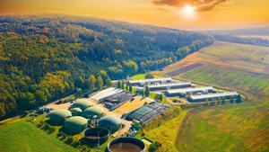 Planta de biogás y granja en campos verdes