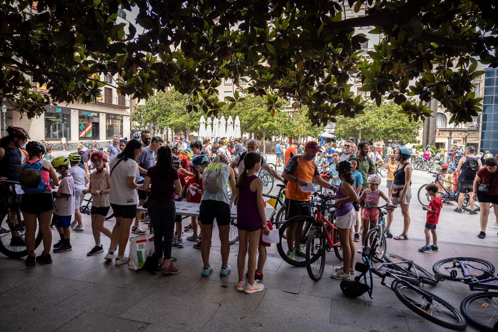 En imágenes | La tradicional bicicletada escolar toma las calles de Zaragoza este domingo