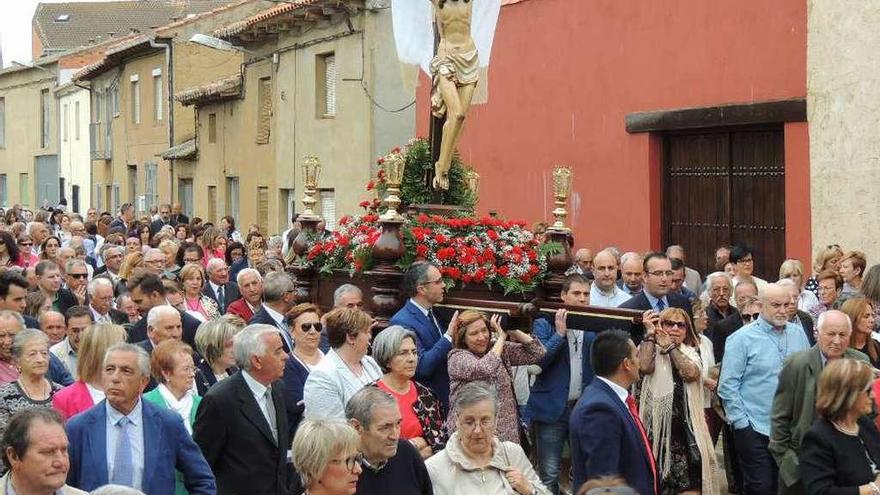 Numerosos vecinos acudieron al desfile procesional.