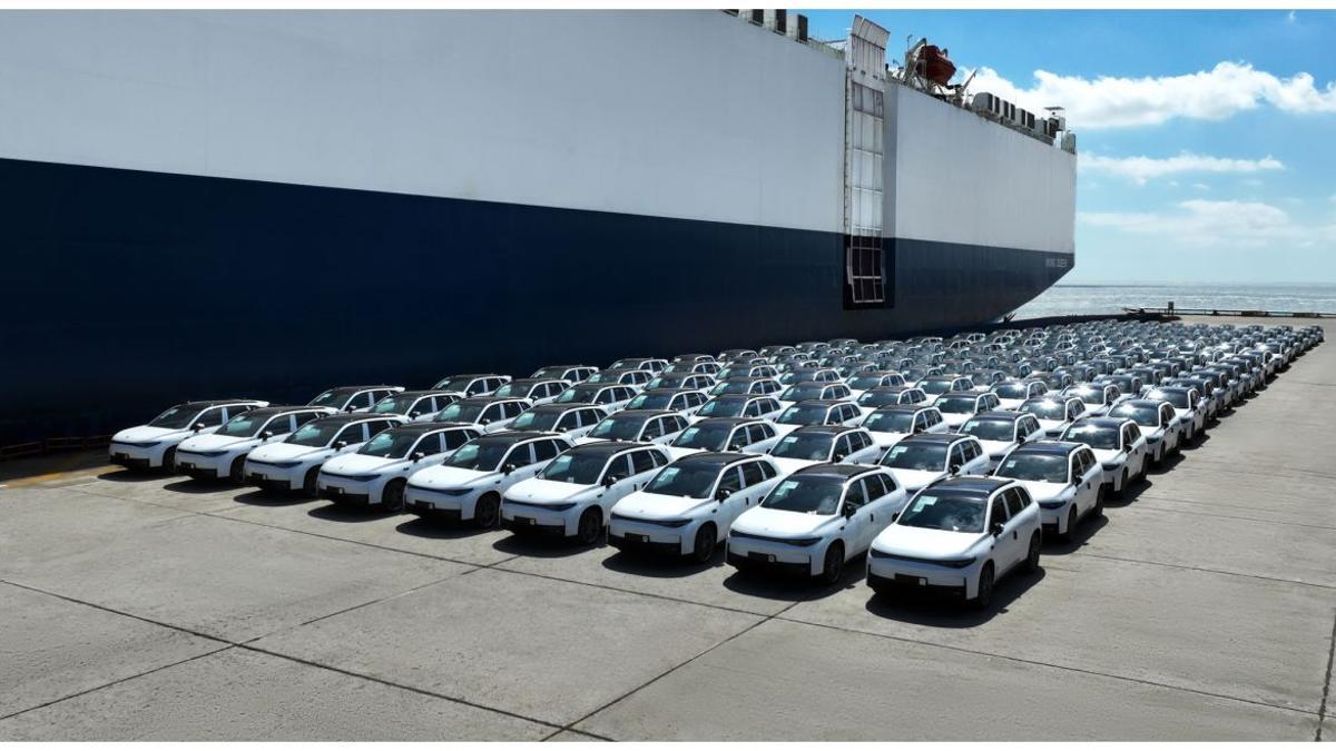 La primera partida de vehículos eléctricos Leapmotor (modelos T03 y SUV C10) enviada el pasado verano desde Shanghái (China) a puertos europeos.