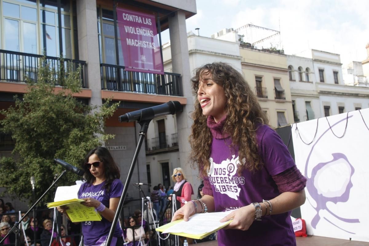 Multitudinaria manifestación contra la violencia hacia la mujeres