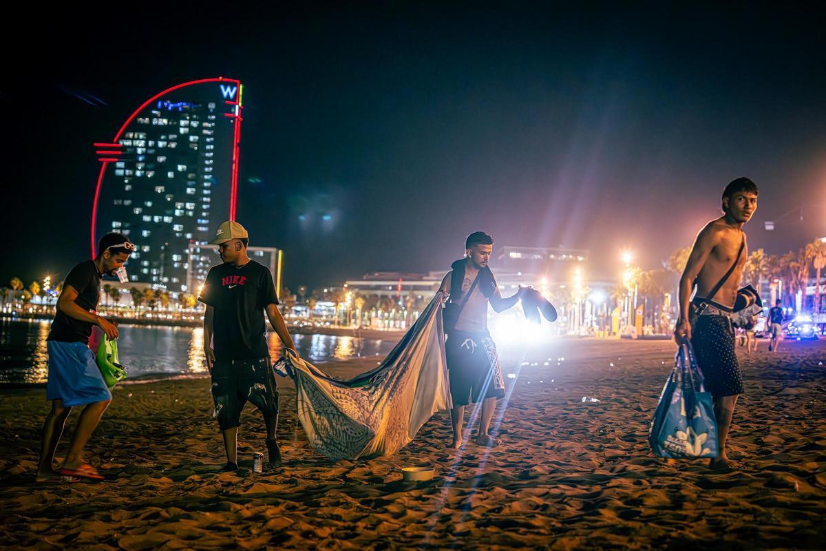 Refugio nocturno: Barcelona se refresca y descansa en sus playas durante las noches calurosas