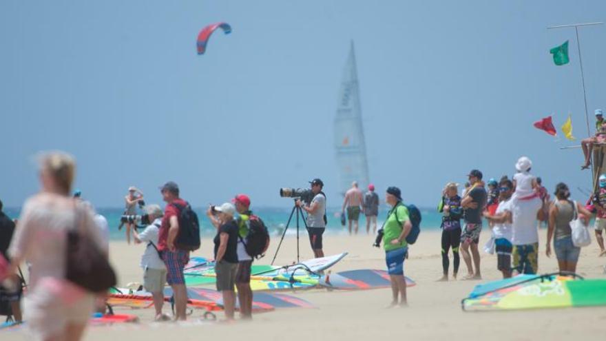 Los hoteles rozan el completo en el Campeonato de Windsurfing