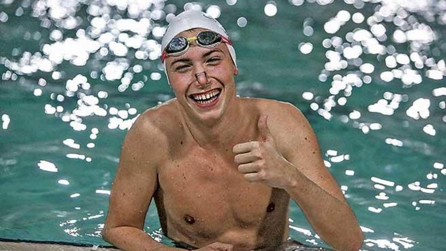 Xavi Guillen posa en la piscina de la UIB antes de iniciar una sesión.