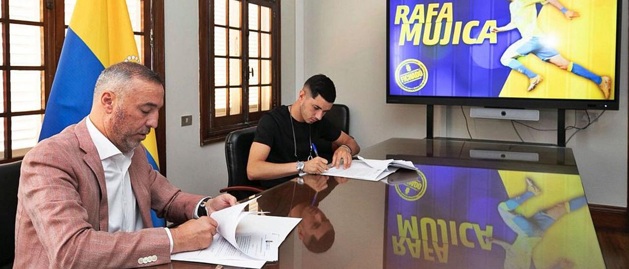 Miguel Ángel Ramírez –izquierda– y Rafa Mujica firman el contrato que le unirá por una temporada más, ayer en la sede de Pío XII. | | LP/DLP