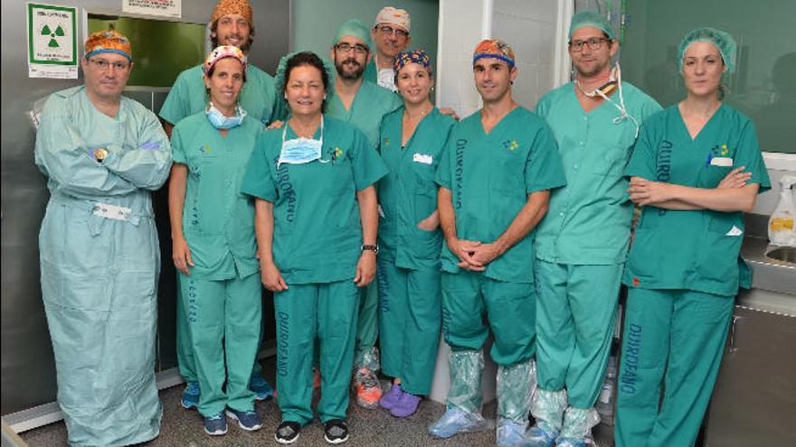 Equipo de la unidad de carcinomatosis peritoneal del servicio de cirugía general junto a profesionales de anestesia y enfermería.