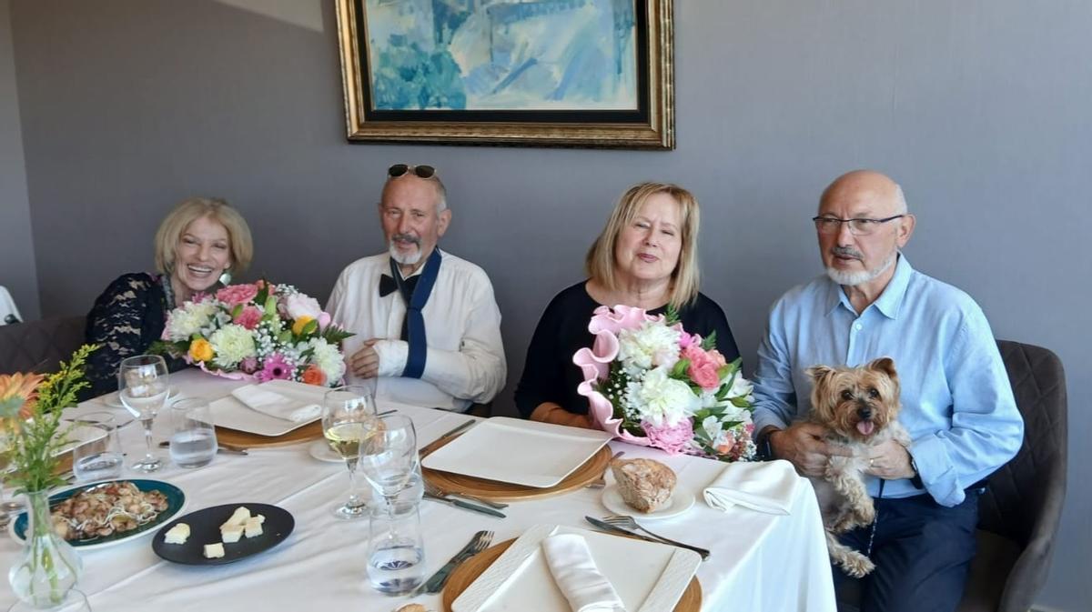 Enrique y María del Carmen, y a Ramiro y Mari Luz, durante la celebración de sus bodas de oro en Ruta Jacobea