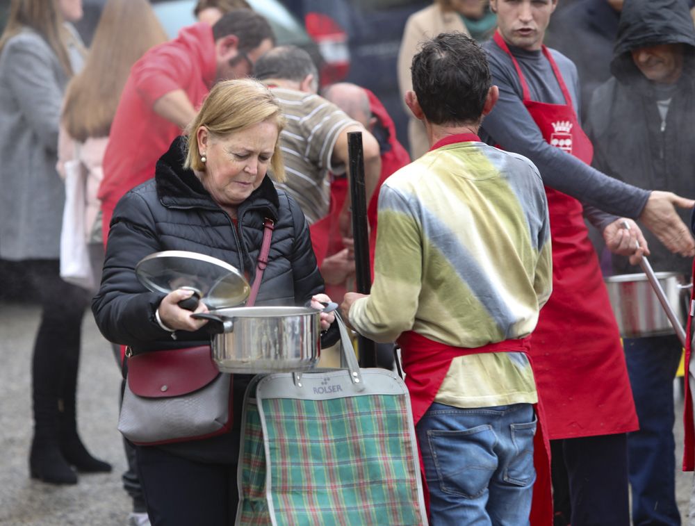 Reparto de calderas en Albalat dels Tarongers en día de su patrona.