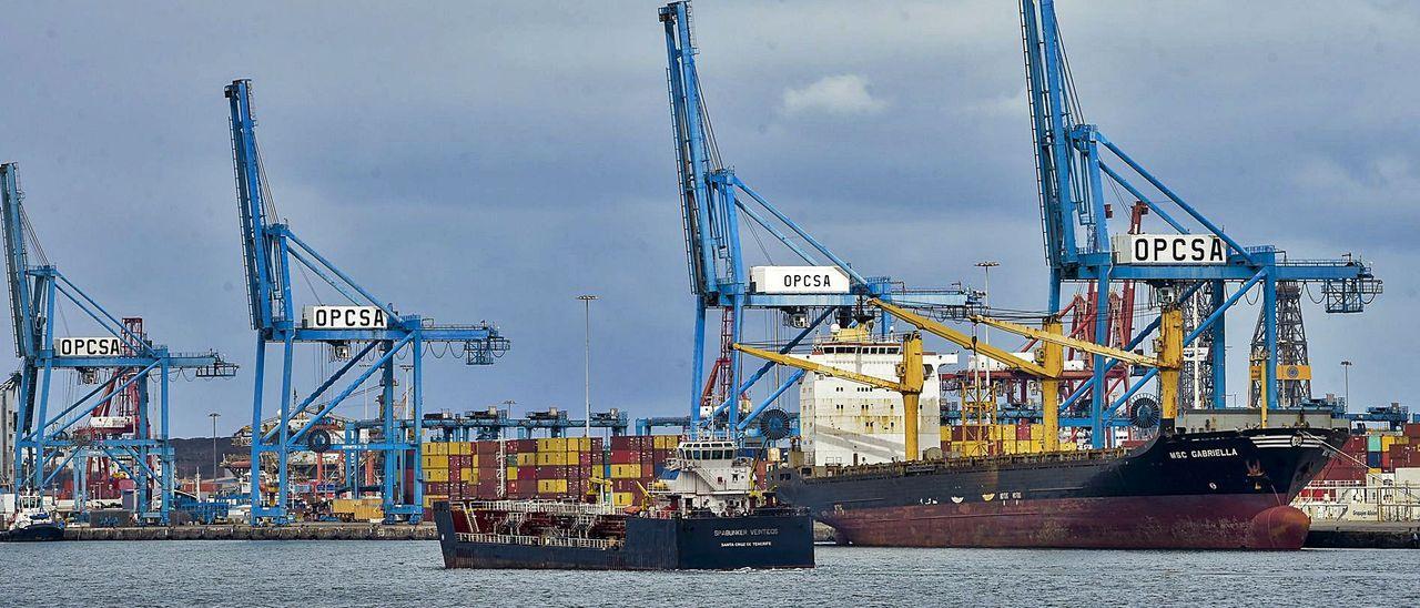 Barcos y contenedores en el muelle de Opcsa en el Puerto de Las Palmas.