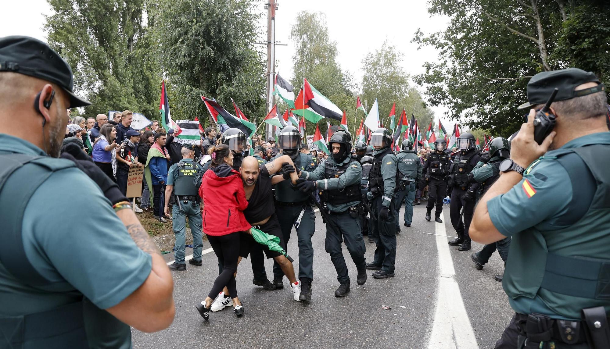 Concentraciones contra el equipo de Israel por el genocidio en Gaza durante el paso de La Vuelta por Pontevedra