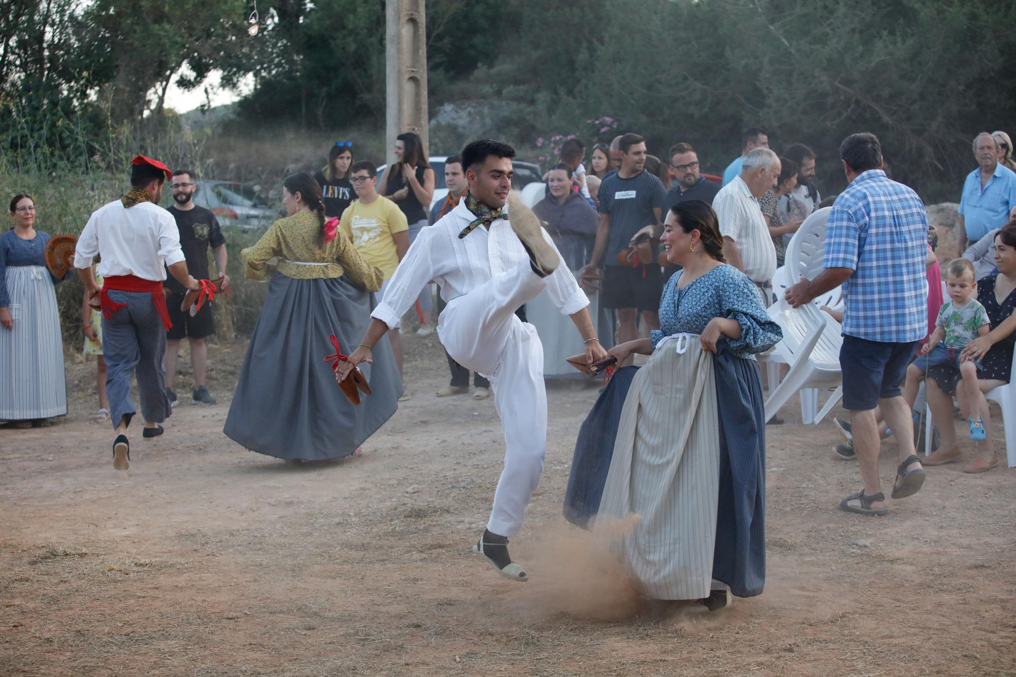 Las imágenes de la 'ballada' popular en el Pou des Escarabats, en Buscastell.