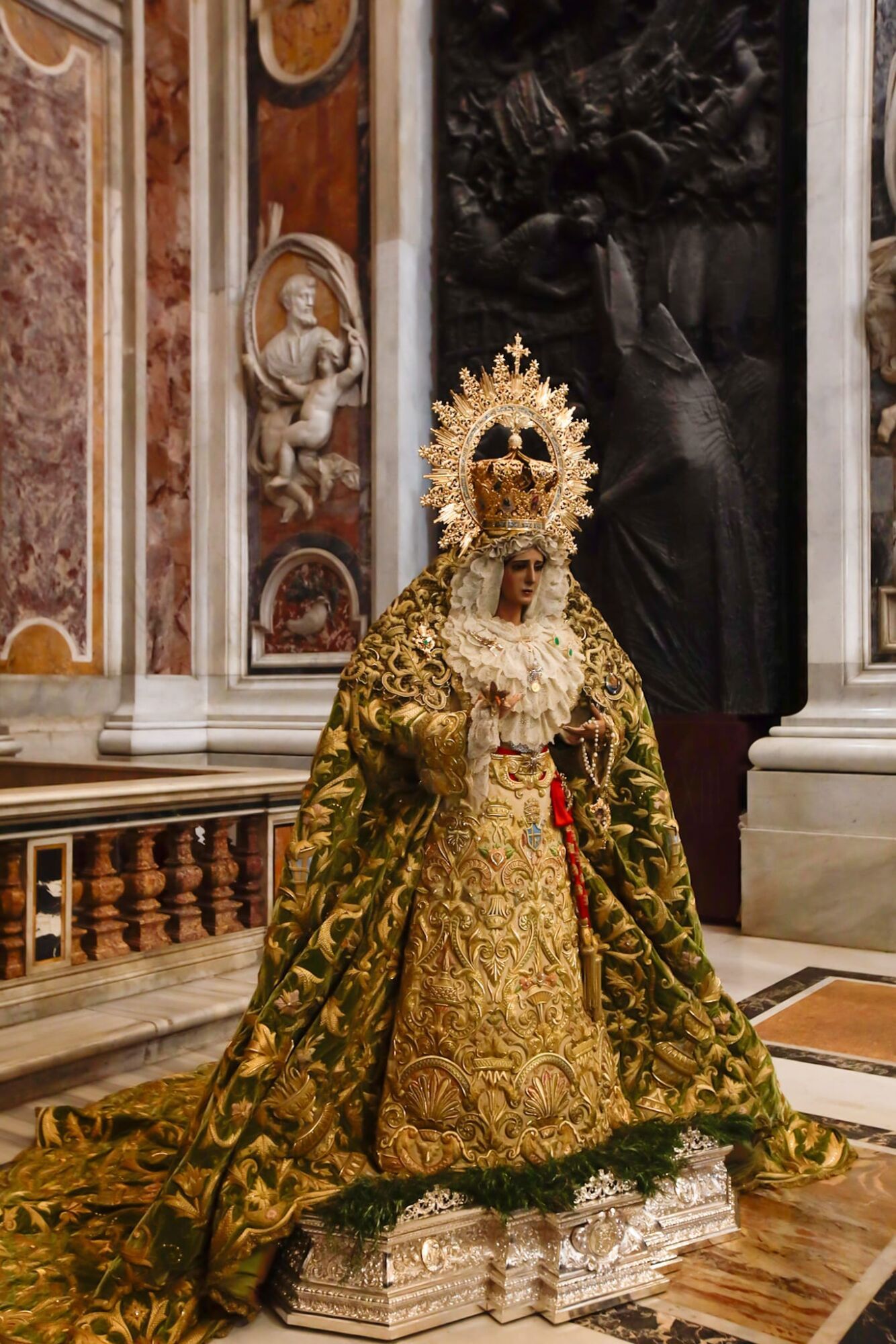 La Virgen de la Esperanza y el Cristo de la Expiración (El Cachorro), de Sevilla, están expuestos al culto en la Basílica de San Pedro