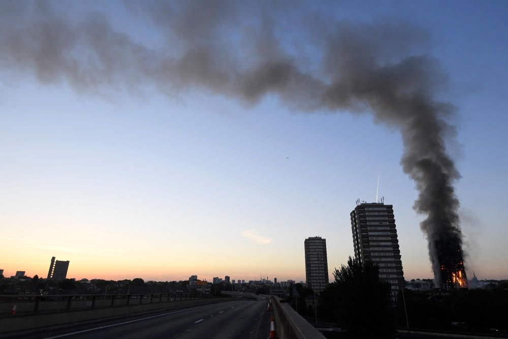 Incendi en un bloc de pisos de 27 plantes a Londres