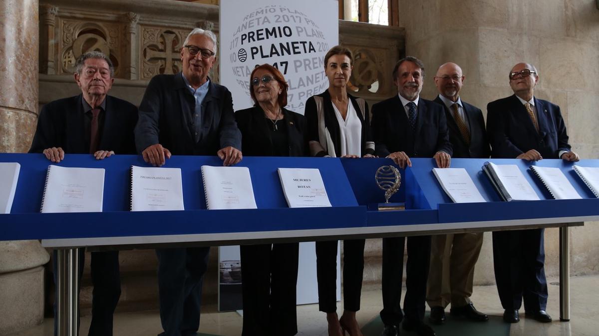 El jurado del premo Planeta, con el presidente del grupo editorial, Josep Creuheras.