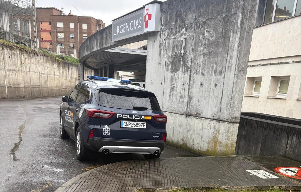 Un coche de Policía en Urgencias del hospital Valle del Nalón.