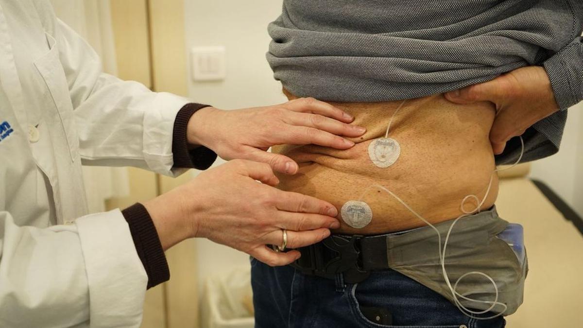 Un paciente con el dispostivo de la terapia subcutánea.