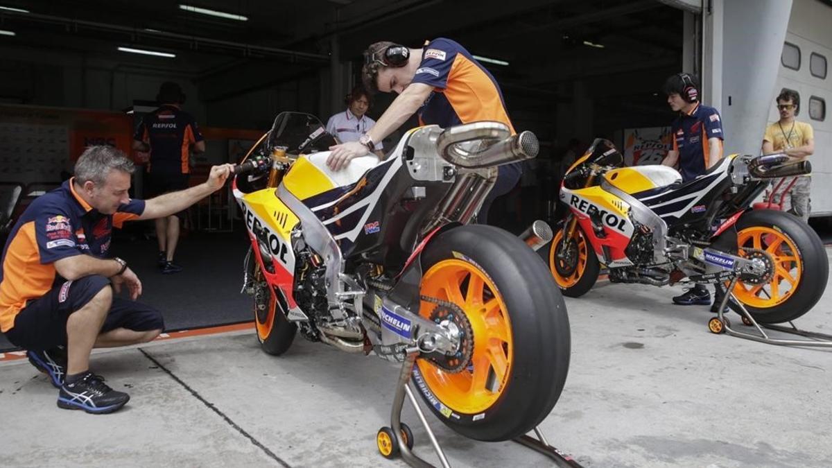 Los mecánicos de Marc Márquez ponen a punto la nueva Honda para su piloto, en los recientes ensayos de Sepang (Malasia).