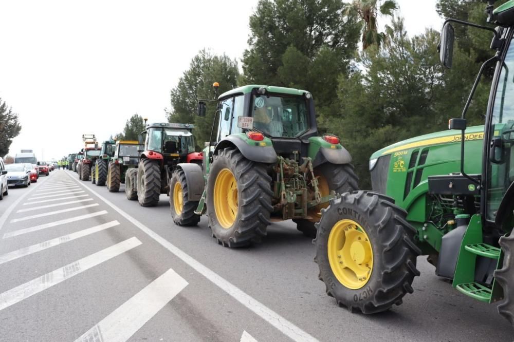 Tractorada de los agricultores y ganaderos malagueños contra los precios bajos que impone la industria.