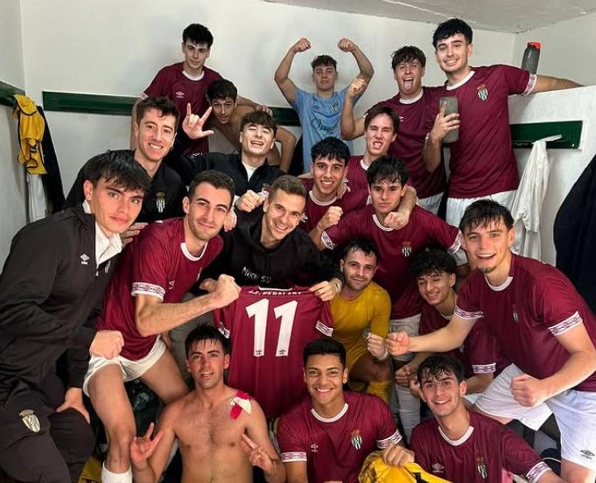 El Peralada B celebra una victòria d'aquesta temporada.