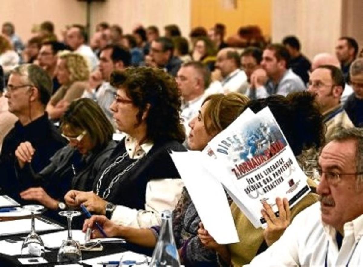 Directius del sector educatiu segueixen la intervenció de Colomé durant la jornada organitzada per Axia en un hotel barceloní, ahir.