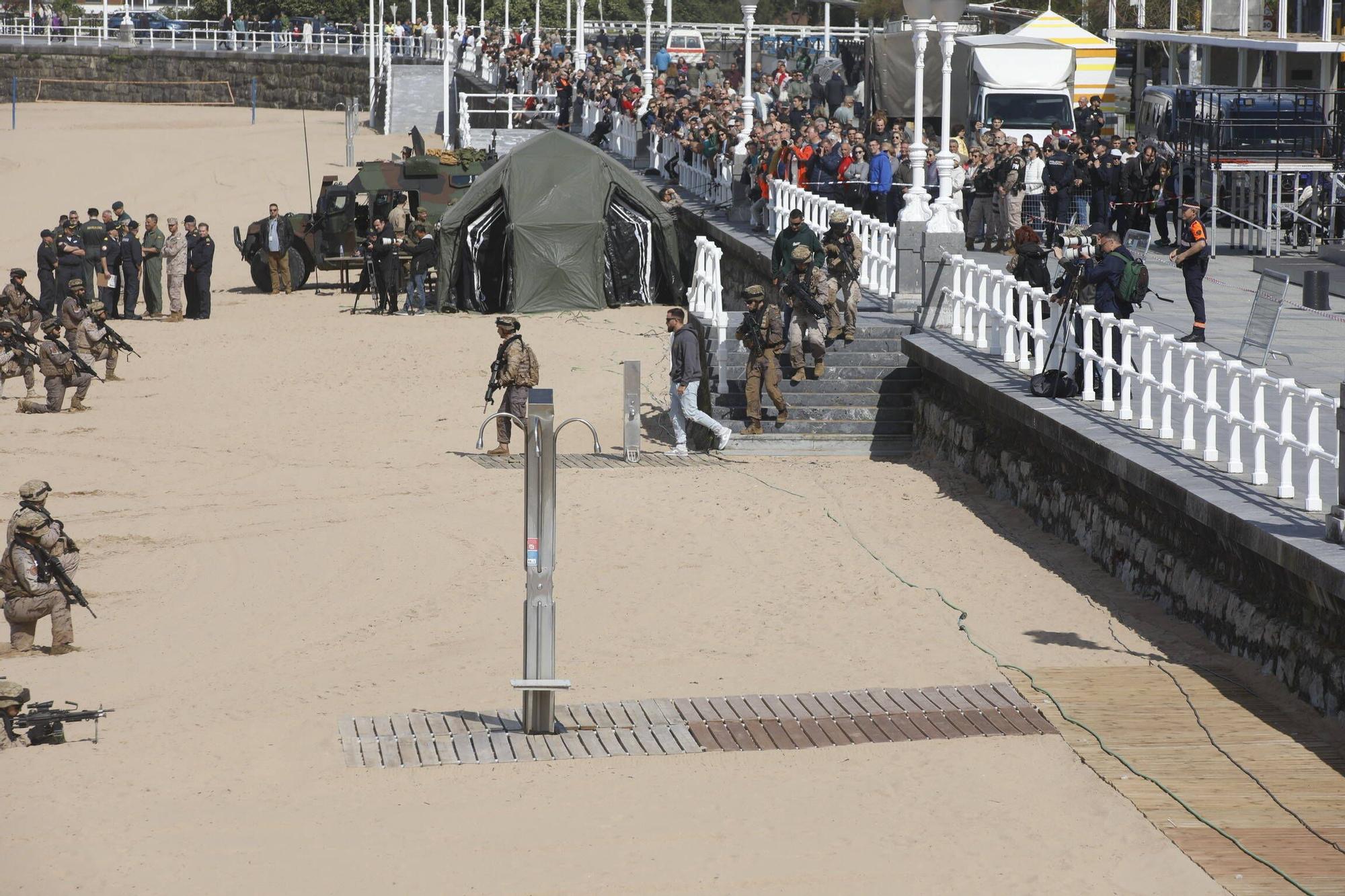 EN IMÁGENES: Así se ensaya el desembarco en la playa de San Lorenzo de Gijón