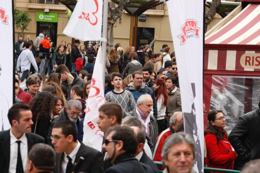 Reparto de pasteles de carne en la plaza del Romea