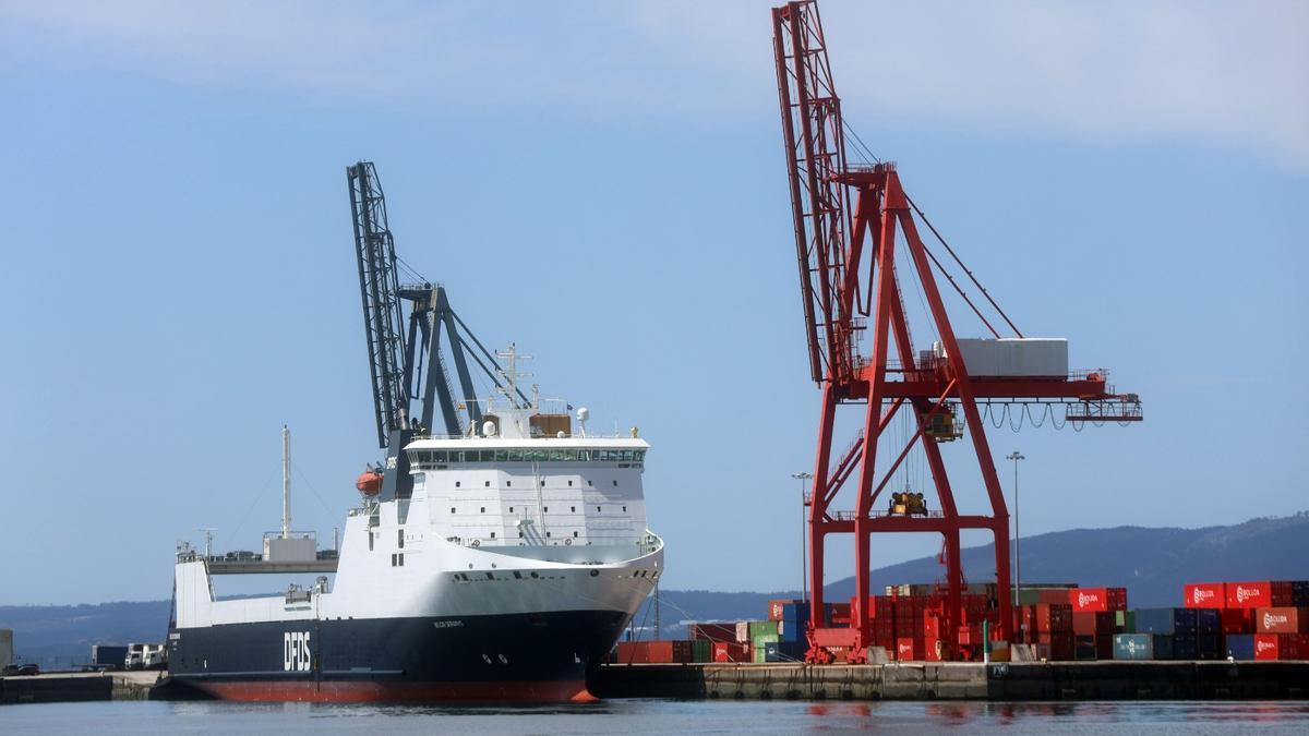 Buque Ro-Ro Belgia Seaways, en el Puerto de Vilagarcía.