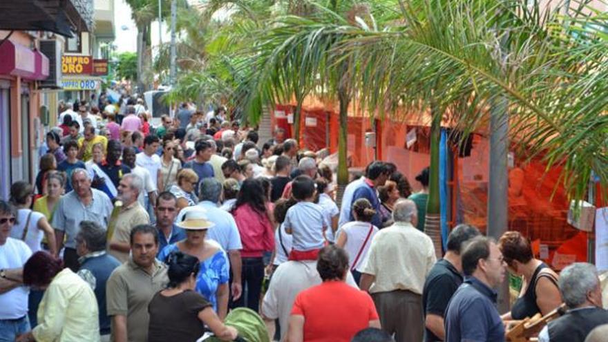 Vista de la afluencia de público de la IX Feria de Artesanía del Sureste en la avenida de Canarias, ayer al mediodía. | yaiza socorro