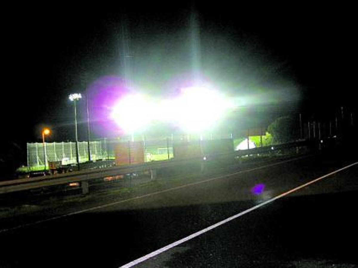 La luz de los focos apuntando directamente a la variante de Candás.